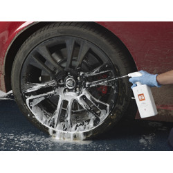 Autoglym CW500 Clean Wheels dissolves brake dust and contaminents from wheels