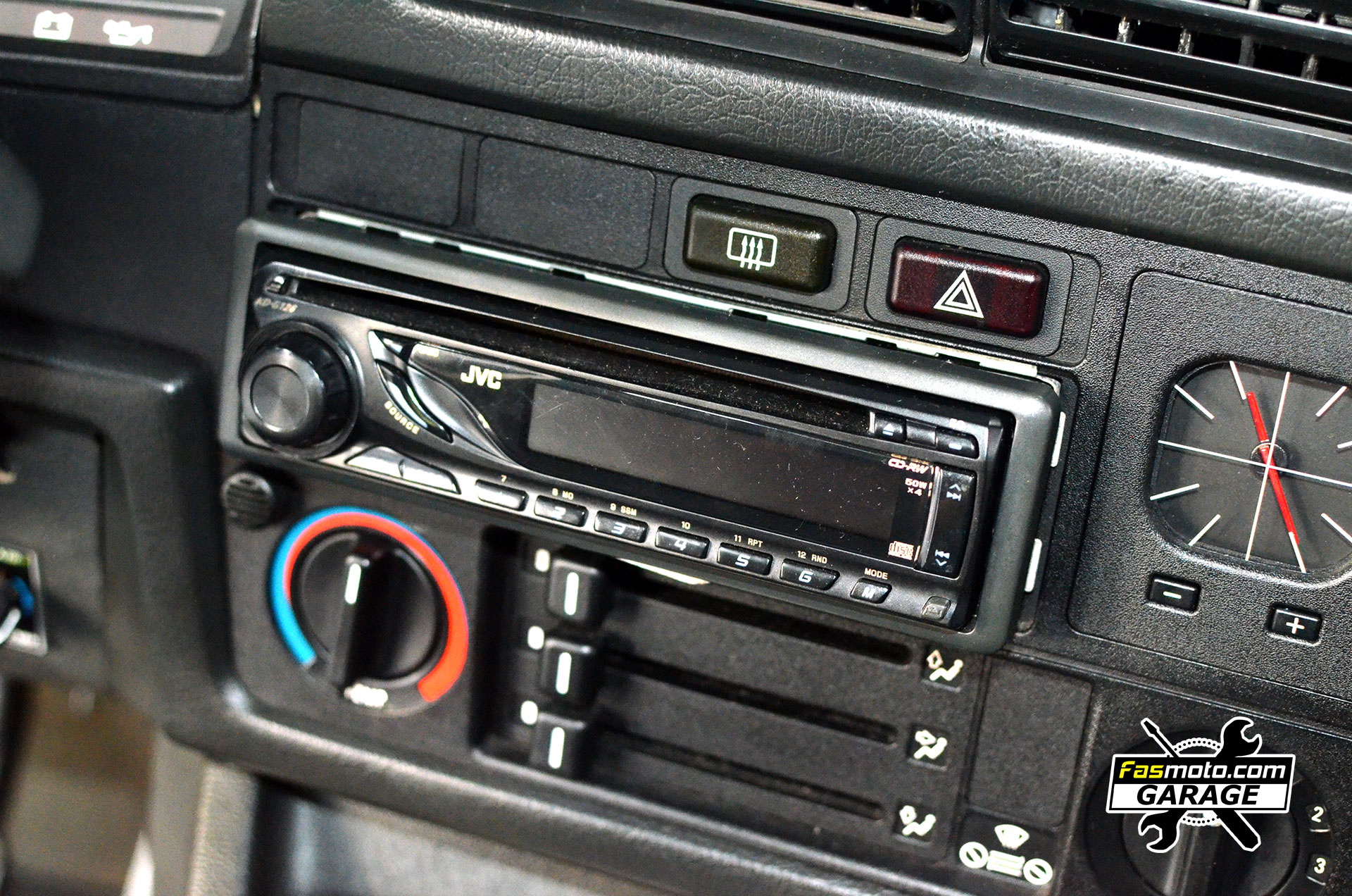 BMW E30 318i - The older Single DIN JVC unit