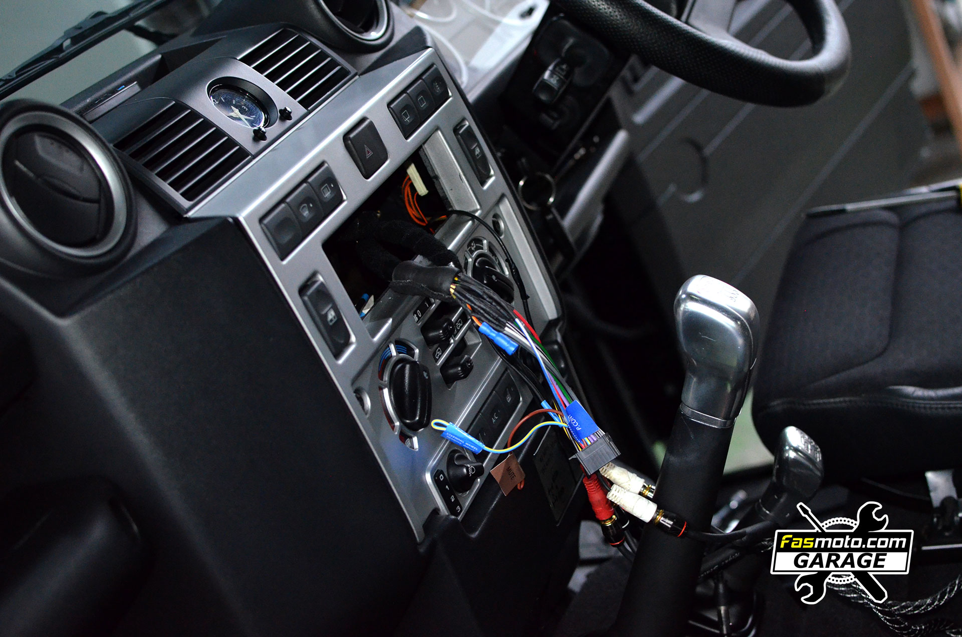 Land Rover Defender SVX Kenwood KMM BT305 Install