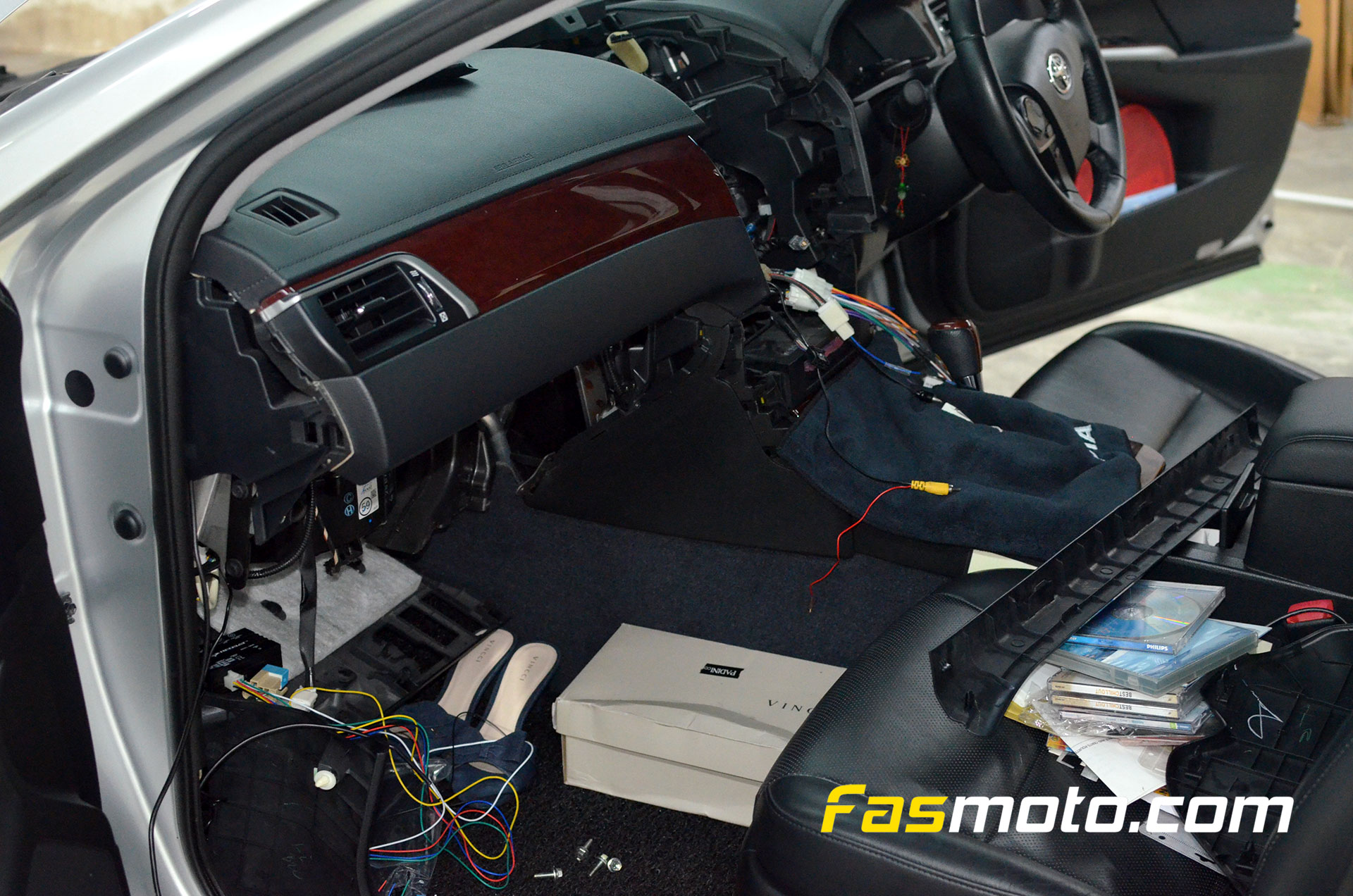 Placing the 2 way camera controller under the dash