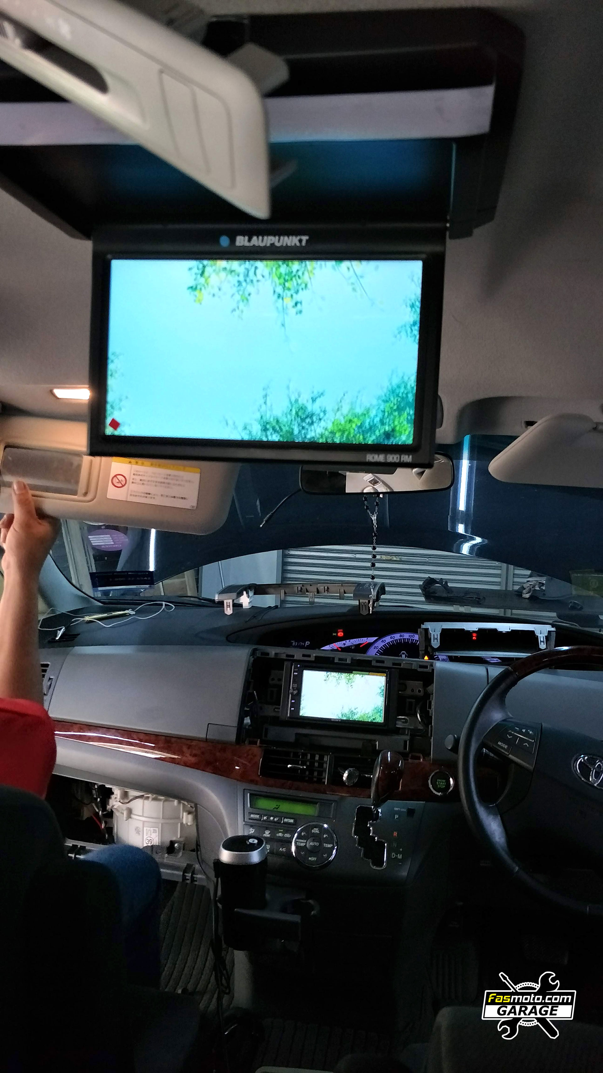 Toyota Estima ACR50 - Overhead Monitors installed and connected